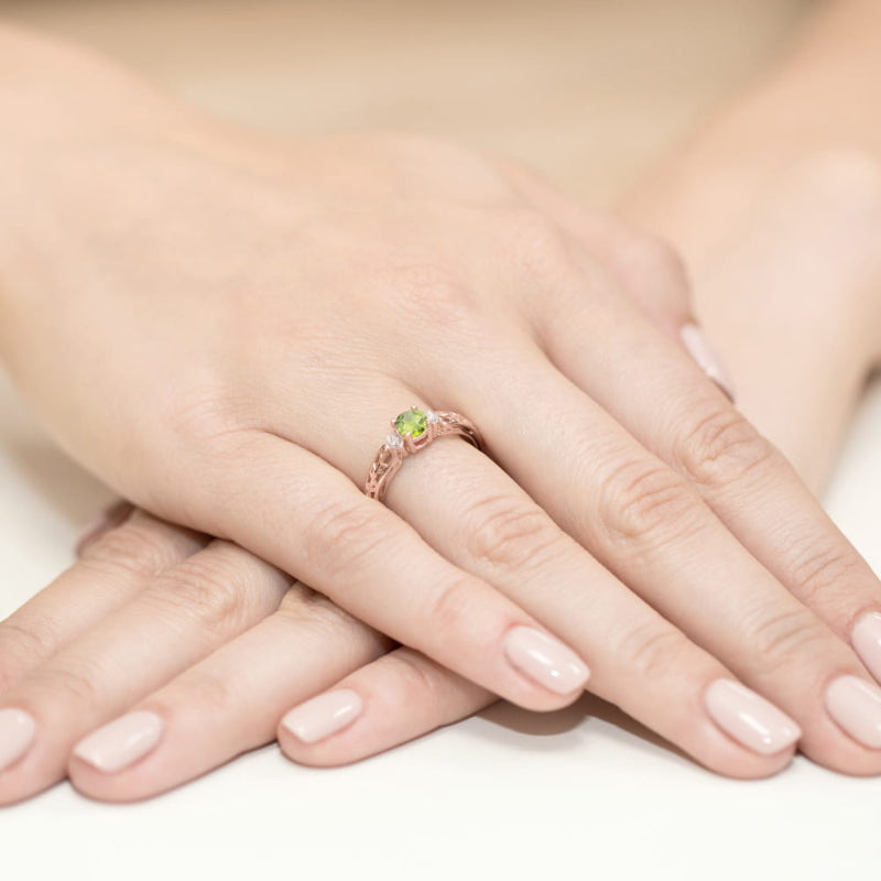 
                  
                    Tai skamba kaip elegantiškas ir išskirtinis žiedas! Rausvo aukso atspalvis suteikia švelnumo ir romantikos, o 0.5 ct olivinas (peridotas) – gaivumo ir unikalumo. Šis brangakmenis pasižymi ryškiai žalia spalva su gelsvu atspalviu, kuri puikiai dera su rausvu auksu. Briliantai suteikia papildomo spindesio ir prabangos.
                  
                
