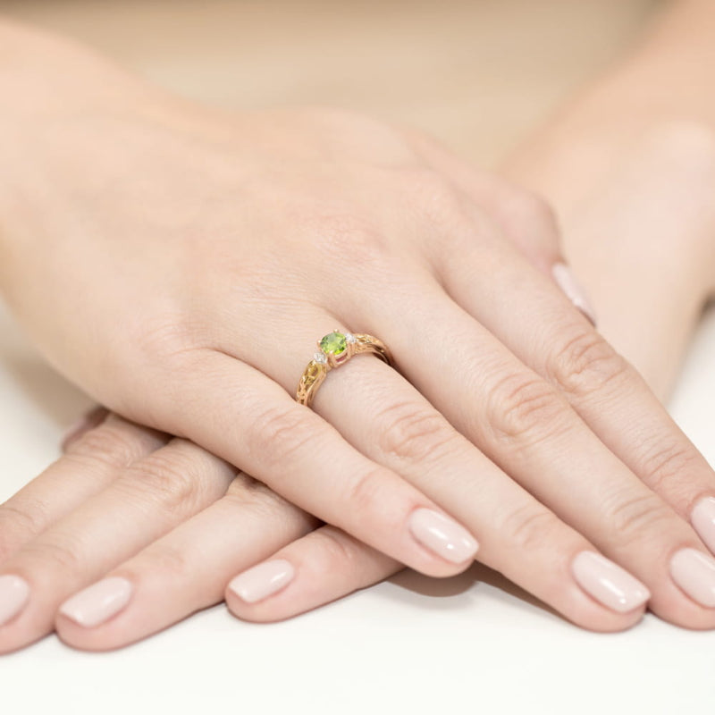 
                  
                    Geltono aukso žiedas su 0.6 ct olivinu (peridotu) ir briliantais – tai prabangus ir elegantiškas pasirinkimas. Šiltas geltono aukso atspalvis harmoningai dera su olivino žalia spalva, išryškindamas jo natūralų grožį. 0.6 ct peridotas suteikia žiedui išraiškingumo, o briliantai prideda subtilaus spindesio.

Ar ieškote konkretaus dizaino ar tiesiog domitės galimybėmis? 😊
                  
                