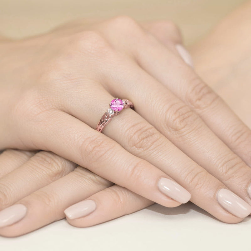 
                  
                    Tai atrodo kaip elegantiškas ir romantiškas pasirinkimas! Raudono aukso žiedas su 0.5 ct rožiniu topazu ir briliantais puikiai tinka moterims, kurios mėgsta subtilų, tačiau prabangų stilių. Rožinis topazas suteikia švelnų, romantišką atspalvį, o briliantai – papildomą spindesį.
                  
                