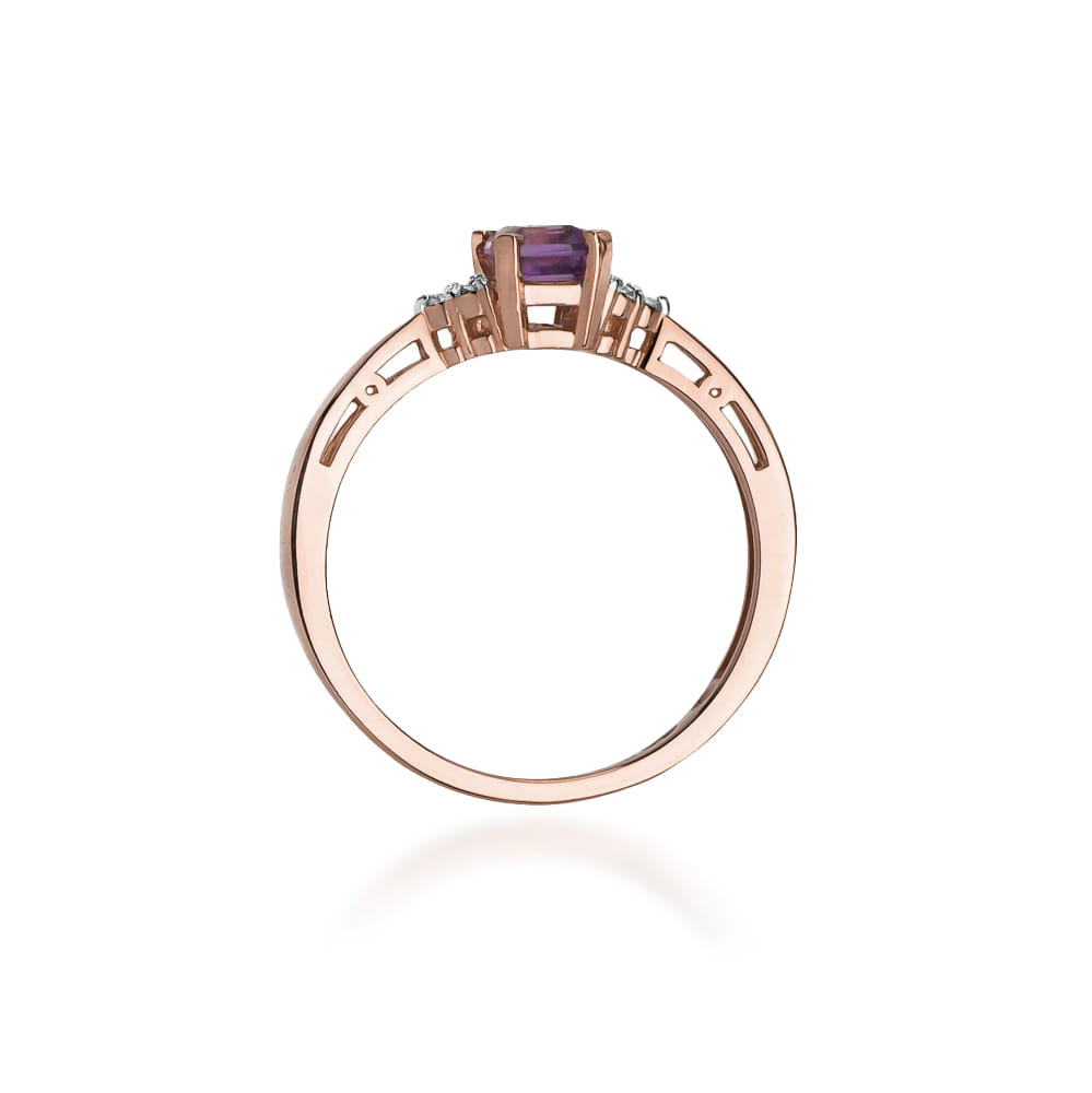 
                  
                    Auksinis žiedas su 0.5 ct ametistu ir briliantais

Išskirtinio dizaino auksinis žiedas su elegantišku 0.5 ct ametistu ir spindinčiais briliantais – tai subtilus prabangos ir rafinuotumo derinys.
                  
                
