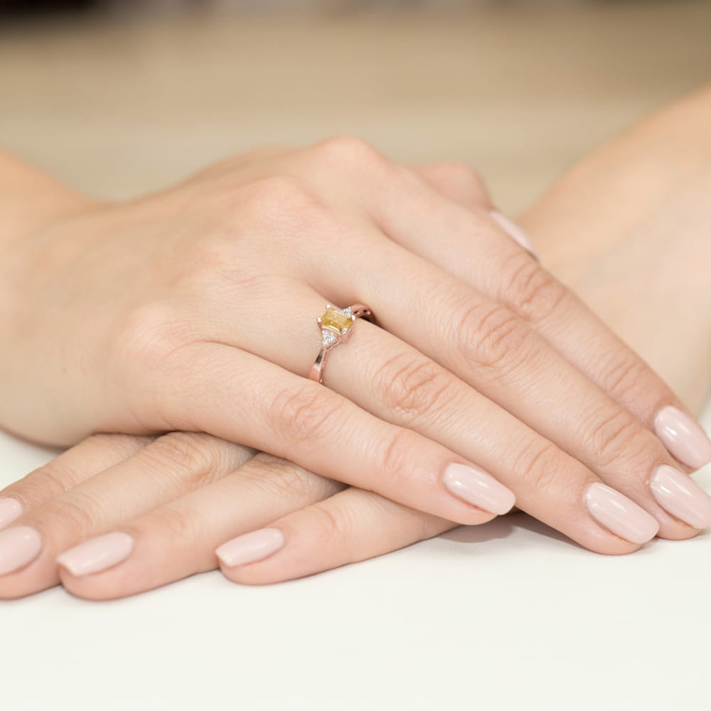 
                  
                    Prabangus ir elegantiškas auksinis žiedas su 0.6 ct citrinu bei spindinčiais briliantais – tai šiluma ir spindesys, įkūnyti juvelyrikoje.
                  
                