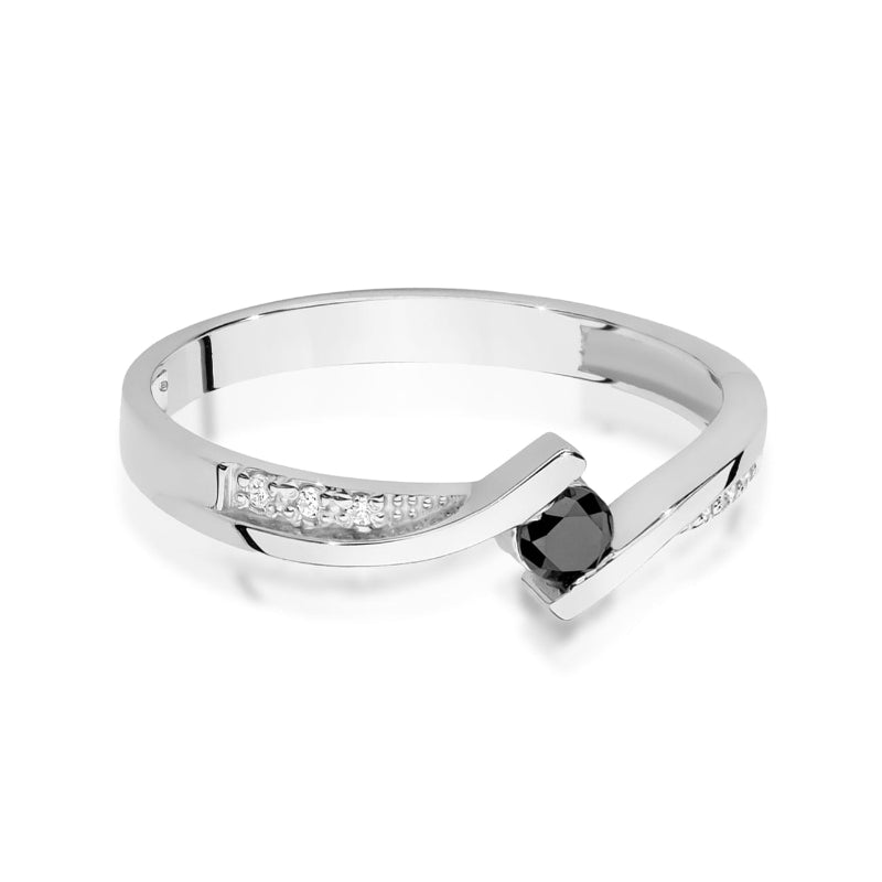 
                  
                    Tai elegantiškas ir modernus pasirinkimas! Baltasis auksas suteikia prabangos ir subtilumo, o juodasis deimantas – išskirtinumo ir paslaptingumo jausmą. 0.12 ct deimantas yra subtilus, tačiau pakankamai pastebimas, kad suteiktų žiedui žavesio.

Ar ieškote tokio žiedo sau, ar galbūt norėtumėte įtraukti jį į savo parduotuvės asortimentą? 😊
                  
                