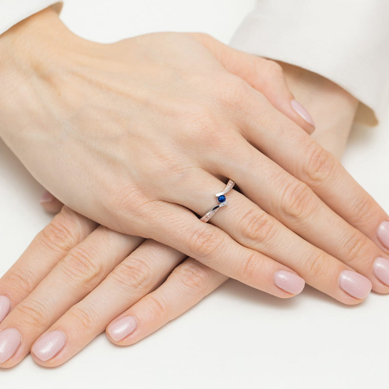 
                  
                    Tai išskirtinis ir elegantiškas žiedas! Raudono ir balto aukso derinys suteikia kontrasto bei prabangos, o 0.12 ct safyras prideda spalvos ir aristokratiško žavesio. Maži deimantai aplink safyrą arba įkomponuoti į dizainą suteikia papildomo spindesio ir rafinuotumo.
                  
                