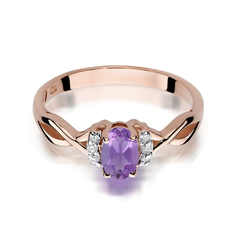 Tai prabangus ir elegantiškas pasirinkimas! Raudono aukso žiedas su 0.4 ct ametistu ir briliantais pasižymi šiltu, prabangiu metalo tonu, kuris puikiai dera su sodria ametisto violetine spalva. Briliantai suteikia papildomo spindesio ir išryškina pagrindinį akmenį.

Toks žiedas tinka tiek kasdieniam nešiojimui, tiek ypatingoms progoms. Ar ieškote konkretaus dizaino – klasikinio, modernaus ar galbūt su įmantriais raštais? 😊
