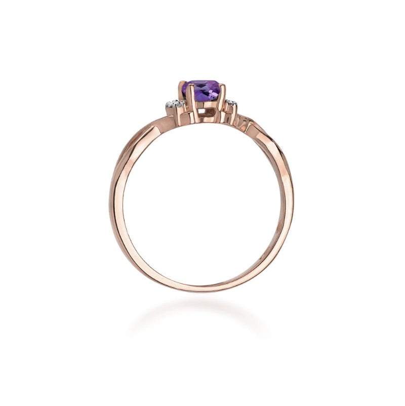 
                  
                    Tai prabangus ir elegantiškas pasirinkimas! Raudono aukso žiedas su 0.4 ct ametistu ir briliantais pasižymi šiltu, prabangiu metalo tonu, kuris puikiai dera su sodria ametisto violetine spalva. Briliantai suteikia papildomo spindesio ir išryškina pagrindinį akmenį.

Toks žiedas tinka tiek kasdieniam nešiojimui, tiek ypatingoms progoms. Ar ieškote konkretaus dizaino – klasikinio, modernaus ar galbūt su įmantriais raštais? 😊
                  
                