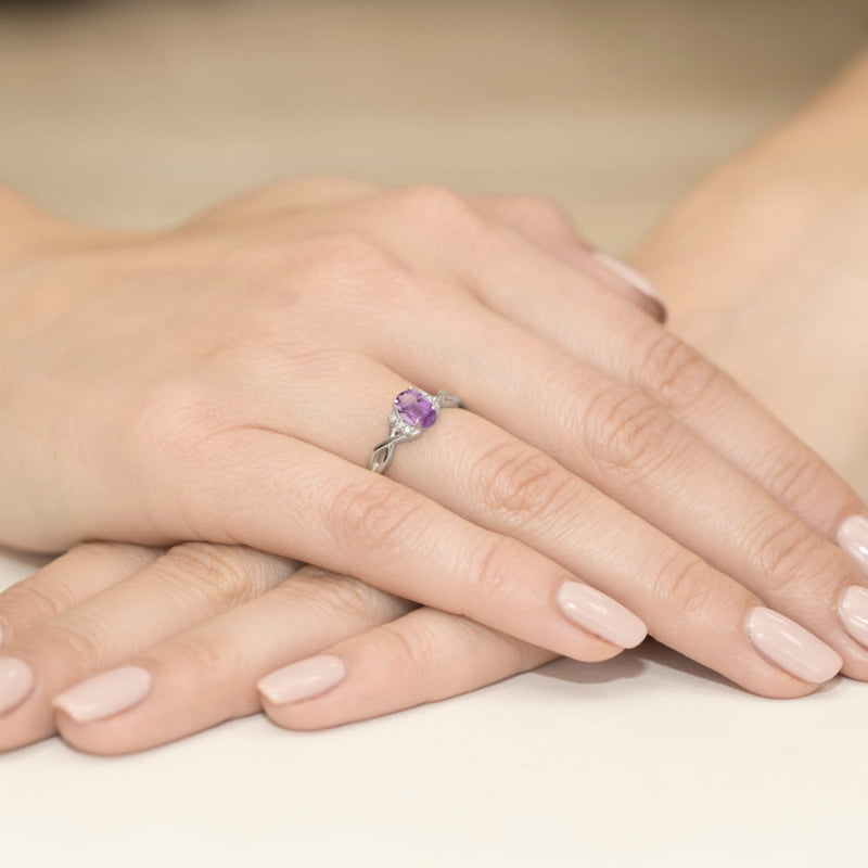 
                  
                    Baltas auksas suteikia žiedui elegantišką ir modernų įvaizdį, o kartu su 0.4 ct ametistu ir briliantais sukuria subtilią, tačiau prabangią kompoziciją. Šaltas balto aukso atspalvis puikiai išryškina ametisto violetinę spalvą ir sustiprina briliantų spindesį.

Toks žiedas tiks tiek kasdieniam nešiojimui, tiek ypatingoms progoms. Ar turite pageidavimų dėl dizaino? Pavyzdžiui, ar norėtumėte minimalistinio stiliaus, ar labiau puošnaus, su detalėmis? 😊









                  
                