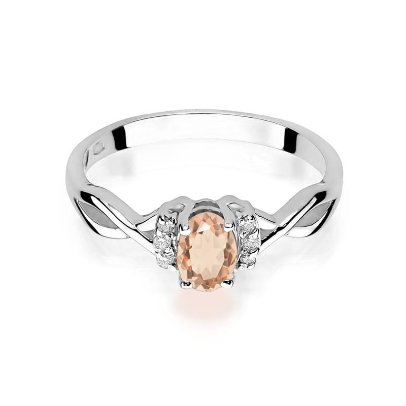 Baltas auksas kartu su 0.4 ct rodolitu ir deimantais sukuria rafinuotą ir išskirtinį derinį. Rodolitas – tai sodriai avietinės spalvos granato atmaina, kuri atrodo itin elegantiškai šaltame balto aukso fone. Deimantai prideda papildomo spindesio ir prabangos, suteikdami žiedui subtilios prabangos.

Toks žiedas gali būti tiek klasikinis, tiek modernus – priklausomai nuo dizaino. Ar ieškote minimalistinio modelio, ar labiau puošnaus su įmantriomis detalėmis? 😊