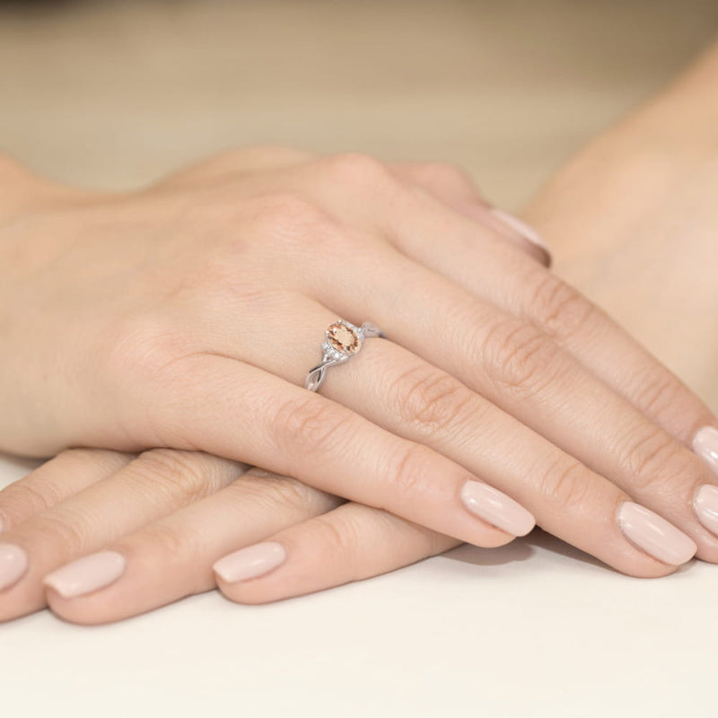 
                  
                    Baltas auksas kartu su 0.4 ct rodolitu ir deimantais sukuria rafinuotą ir išskirtinį derinį. Rodolitas – tai sodriai avietinės spalvos granato atmaina, kuri atrodo itin elegantiškai šaltame balto aukso fone. Deimantai prideda papildomo spindesio ir prabangos, suteikdami žiedui subtilios prabangos.

Toks žiedas gali būti tiek klasikinis, tiek modernus – priklausomai nuo dizaino. Ar ieškote minimalistinio modelio, ar labiau puošnaus su įmantriomis detalėmis? 😊
                  
                