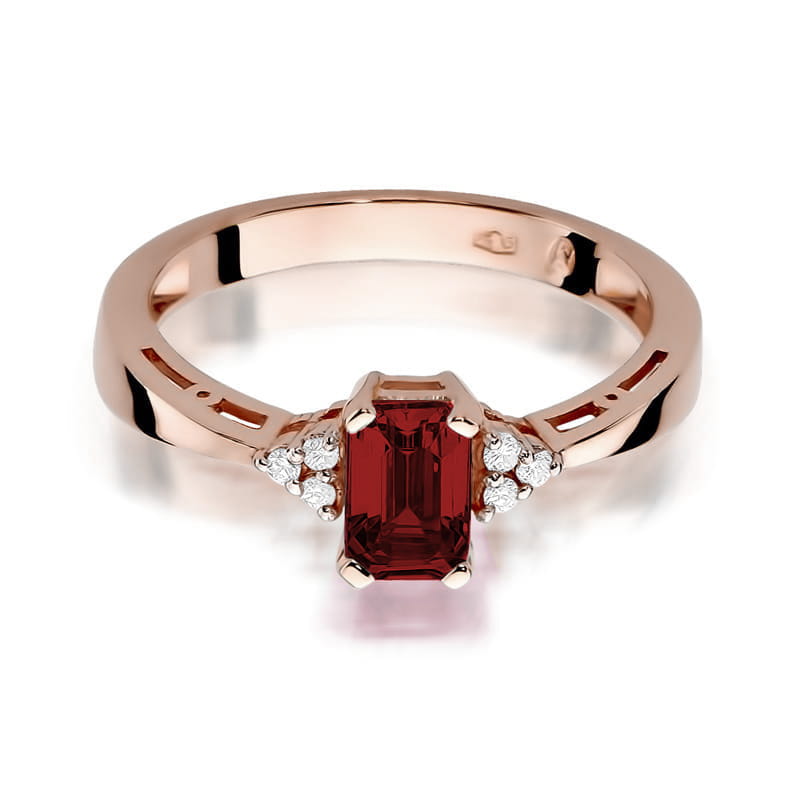 Išskirtinis auksinis žiedas su 0.7 ct granatu ir spindinčiais briliantais – tai elegancijos ir aistros derinys, kuris sužavės kiekvieną.