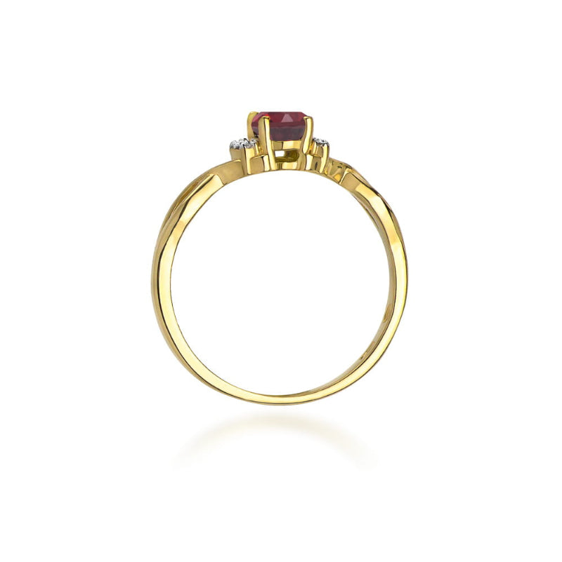 
                  
                    Geltono aukso žiedas su 0.5 ct rodolitu ir deimantais yra prabangus ir elegantiškas pasirinkimas. Šiltas geltono aukso atspalvis puikiai dera su rodolito sodria avietine spalva, sukuriant harmoningą ir išraiškingą derinį. Deimantai suteikia papildomo spindesio ir rafinuotumo, išryškindami pagrindinio akmens grožį.
                  
                