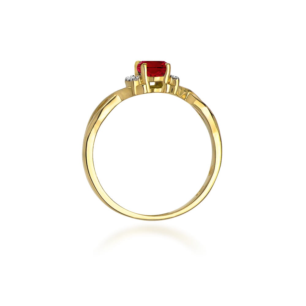 
                  
                    Balto aukso žiedas su 0.6 ct rubinu ir deimantais – tai išskirtinai elegantiškas ir modernus pasirinkimas. Šaltas balto aukso atspalvis puikiai kontrastuoja su rubino intensyvia raudona spalva, sukuriant dramatišką ir prabangų efektą. Deimantai prideda spindesio, pabrėžiant rubino grožį ir suteikiant žiedui dar daugiau rafinuotumo.
                  
                