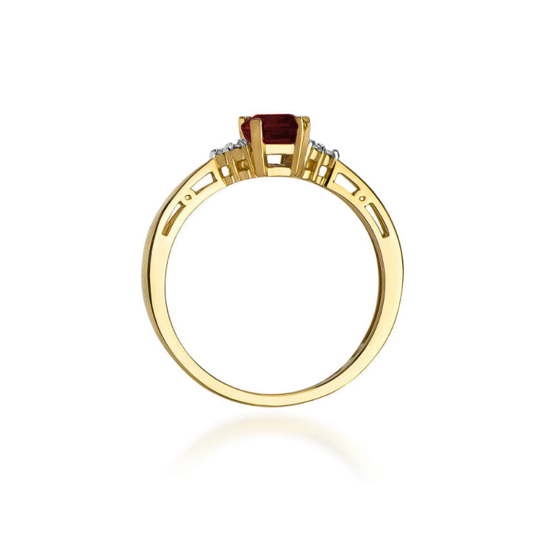 
                  
                    Auksinis žiedas su 0.7 ct granatu ir briliantais

Išskirtinis auksinis žiedas su 0.7 ct granatu ir spindinčiais briliantais – tai elegancijos ir aistros derinys, kuris sužavės kiekvieną.
                  
                