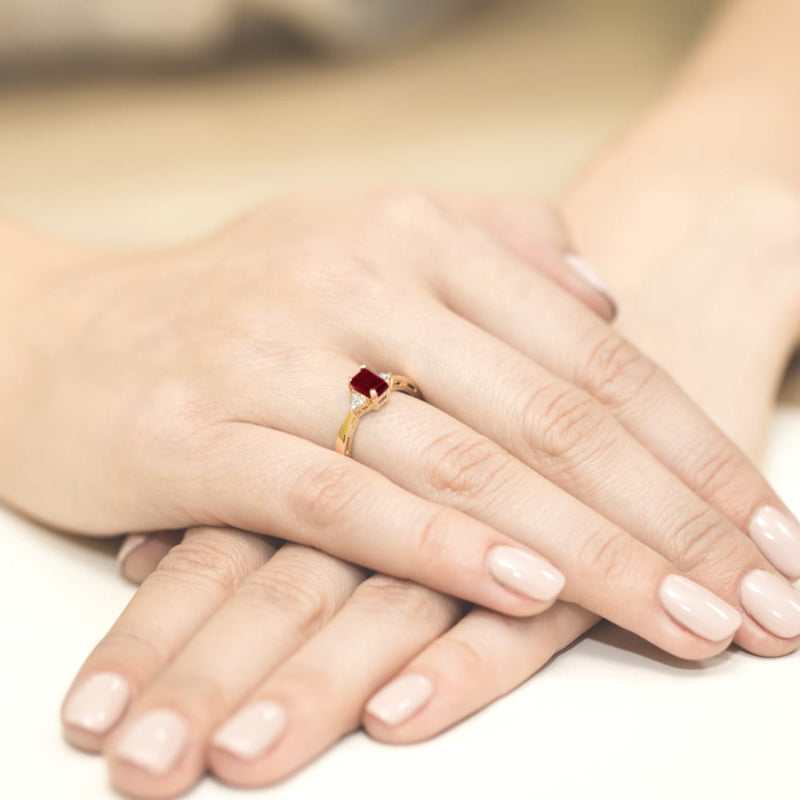 
                  
                    Auksinis žiedas su 0.7 ct granatu ir briliantais

Išskirtinis auksinis žiedas su 0.7 ct granatu ir spindinčiais briliantais – tai elegancijos ir aistros derinys, kuris sužavės kiekvieną.
                  
                