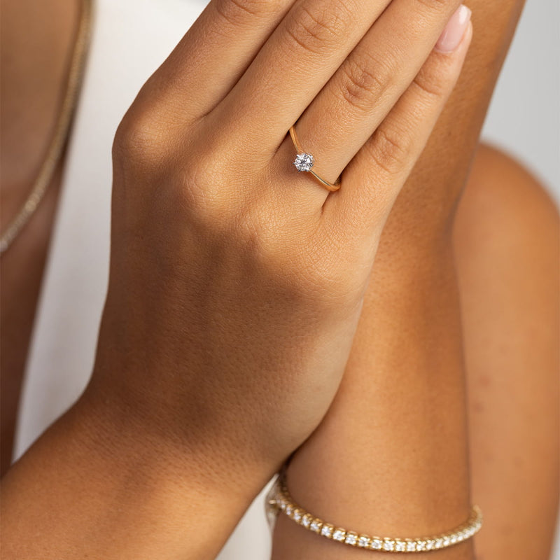 Auksinis sužadėtuvių žiedas su 0.2 ct Lab Grown deimantu – subtilus ir elegantiškas pasirinkimas!

💎 Žiedo ypatybės:
✔️ Deimantas: 0.2 ct (Lab Grown) – etiškas, tvarus ir toks pat spindintis kaip natūralus deimantas.
✔️ Auksas: Baltas, geltonas arba rožinis – galite pasirinkti pagal savo skonį.
✔️ Dizainas: Klasikinis soliteris ar su papildomais akmenukais – priklauso nuo jūsų stiliaus.

Tai puikus pasirinkimas tiems, kurie vertina minimalistinį grožį ir kokybę. 