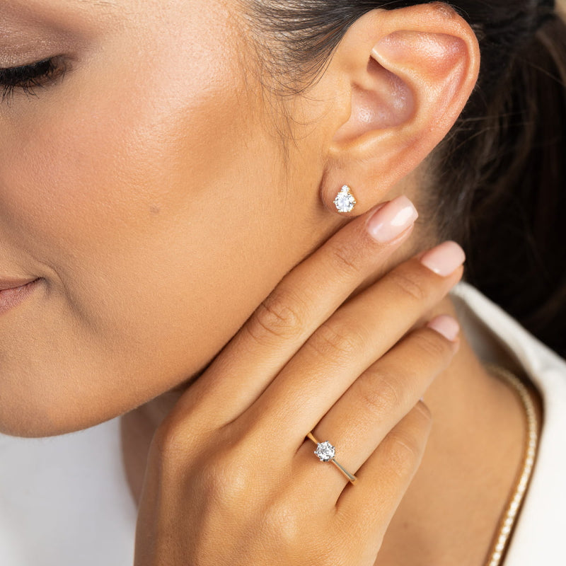 Auksinis sužadėtuvių žiedas su 0.3 ct Lab Grown deimantu – tai subtili prabanga ir elegancija viename.

💎 Kodėl verta rinktis?
✔️ Deimantas: 0.3 ct (Lab Grown) – spindintis, etiškas ir draugiškas aplinkai.
✔️ Auksas: Baltas, geltonas arba rožinis – rinkitės pagal savo asmeninį stilių.
✔️ Dizainas: Klasikinis soliteris, halo ar modernūs akcentai – viskas priklauso nuo jūsų pageidavimų.

Šis žiedas puikiai tiks tiems, kurie nori elegantiško ir išskirtinio papuošalo be kompromisų kokybei. 