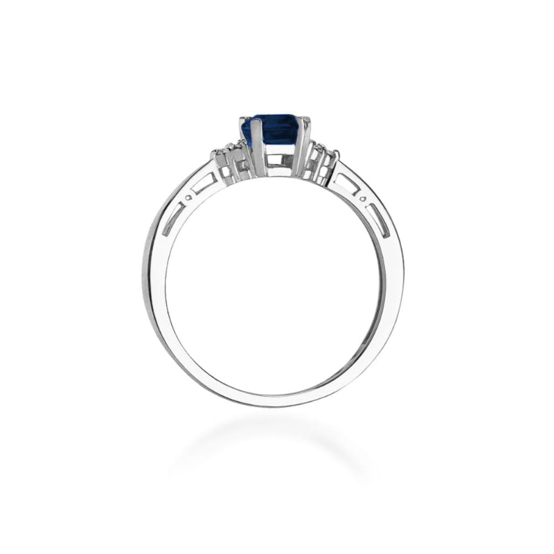 
                  
                    Auksinis žiedas su 0.6 ct safyru ir briliantais

Išskirtinis auksinis žiedas, puošiamas elegantišku 0.6 ct safyru ir spindinčiais briliantais, perteikia ne tik prabangą, bet ir unikalų charakterį.
                  
                