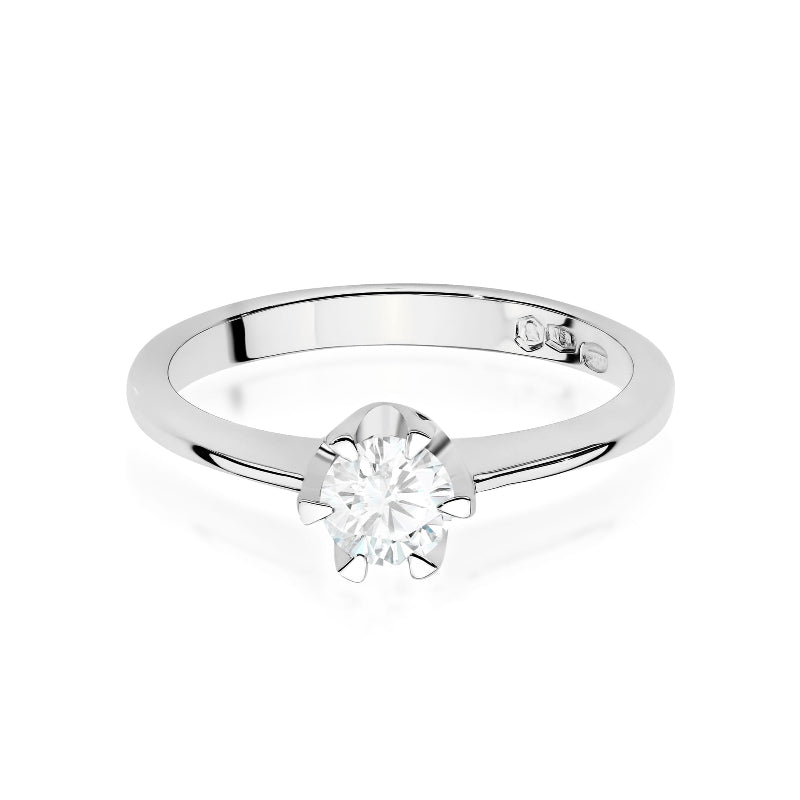 Pristatome prabangų ir elegantišką sužadėtuvių žiedą, kuris spindi nesenstančia estetika ir modernia prabanga. Žiedo centre puikuojasi 0.5 ct laboratorijoje išaugintas briliantas, kuris yra etiškas ir tvarus pasirinkimas, neprarandantis natūralių deimantų grožio bei kokybės.

Žiedas pagamintas iš aukščiausios kokybės 585 arba 750 prabos aukso – galite rinktis geltoną, baltą ar rožinį atspalvį. Klasikinis ir minimalistinis dizainas užtikrina, kad šis žiedas puikiai derės prie bet kokio stiliaus ir taps meilė