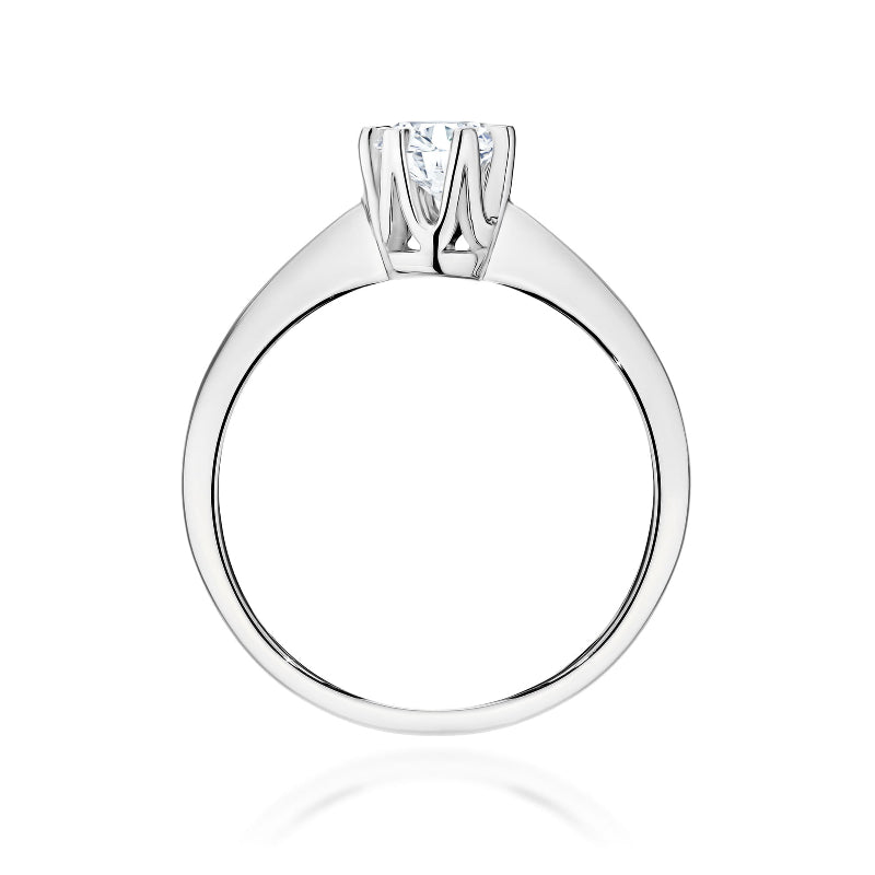 
                  
                    Pristatome prabangų ir elegantišką sužadėtuvių žiedą, kuris spindi nesenstančia estetika ir modernia prabanga. Žiedo centre puikuojasi 0.5 ct laboratorijoje išaugintas briliantas, kuris yra etiškas ir tvarus pasirinkimas, neprarandantis natūralių deimantų grožio bei kokybės.

Žiedas pagamintas iš aukščiausios kokybės 585 arba 750 prabos aukso – galite rinktis geltoną, baltą ar rožinį atspalvį. Klasikinis ir minimalistinis dizainas užtikrina, kad šis žiedas puikiai derės prie bet kokio stiliaus ir taps meilė
                  
                