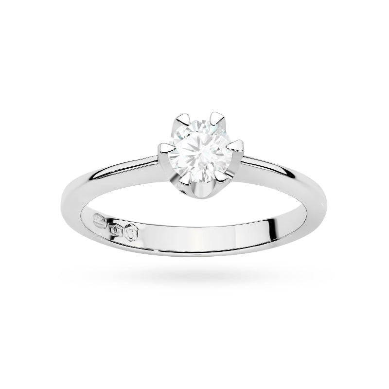 
                  
                    Pristatome prabangų ir elegantišką sužadėtuvių žiedą, kuris spindi nesenstančia estetika ir modernia prabanga. Žiedo centre puikuojasi 0.5 ct laboratorijoje išaugintas briliantas, kuris yra etiškas ir tvarus pasirinkimas, neprarandantis natūralių deimantų grožio bei kokybės.

Žiedas pagamintas iš aukščiausios kokybės 585 arba 750 prabos aukso – galite rinktis geltoną, baltą ar rožinį atspalvį. Klasikinis ir minimalistinis dizainas užtikrina, kad šis žiedas puikiai derės prie bet kokio stiliaus ir taps meilė
                  
                