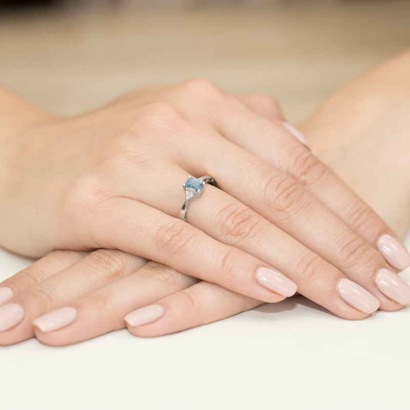 
                  
                    Auksinis žiedas su 0.6 ct topazu ir briliantais

Elegantiškas auksinis žiedas, puoštas išskirtiniu 0.6 ct topazu ir blizgančiais briliantais, puikiai sujungia modernumą ir klasikinę prabangą.
                  
                