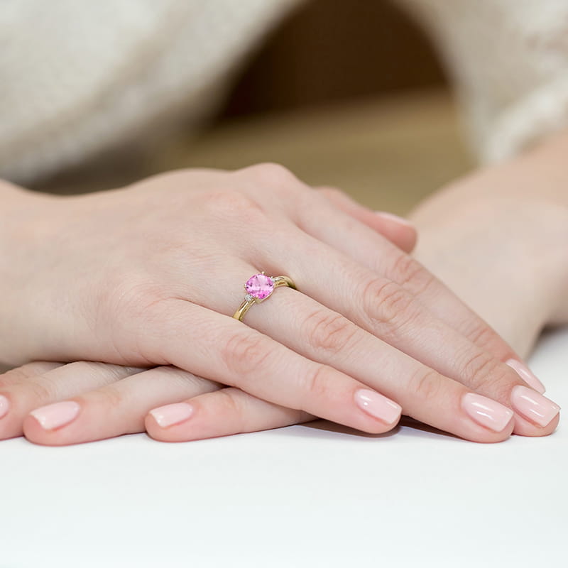 
                  
                    Aukso žiedas su 1,1 ct rožiniu topazu ir briliantais

Išskirtinio dizaino aukso žiedas, puoštas išskirtiniu 1,1 ct rožiniu topazu ir blizgančiais briliantais, simbolizuoja švelnumą bei eleganciją.
                  
                