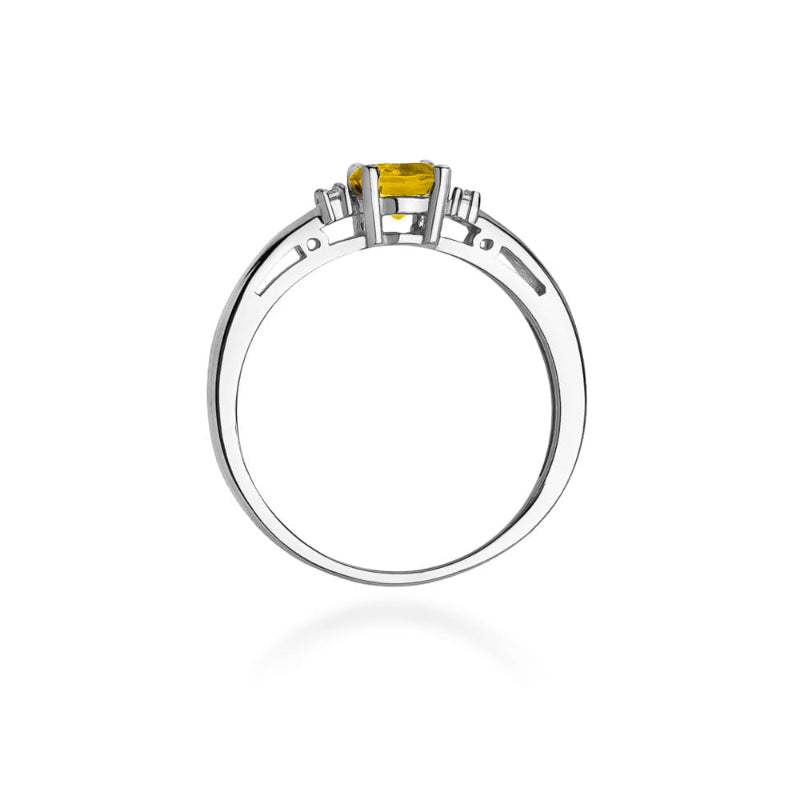 
                  
                    Balto aukso žiedas su 0.5 ct citrinu ir briliantais – elegantiškas ir rafinuotas papuošalas, skirtas moteriai, vertinančiai subtilią prabangą.

Žiedo centre spindi 0.5 ct natūralus citrinas – šiltas, saulės šviesą primenantis akmuo, kuris puikiai dera su šaltu 585 arba 750 prabos balto aukso atspalviu. Aplink citriną išdėstyti briliantai suteikia žiedui išskirtinio spindesio ir elegancijos.

✔ Metalas: 585 / 750 prabos baltas auksas
✔ Pagrindinis akmuo: 0.5 ct natūralus citrinas
✔ Papildomi akmenys: brilian
                  
                