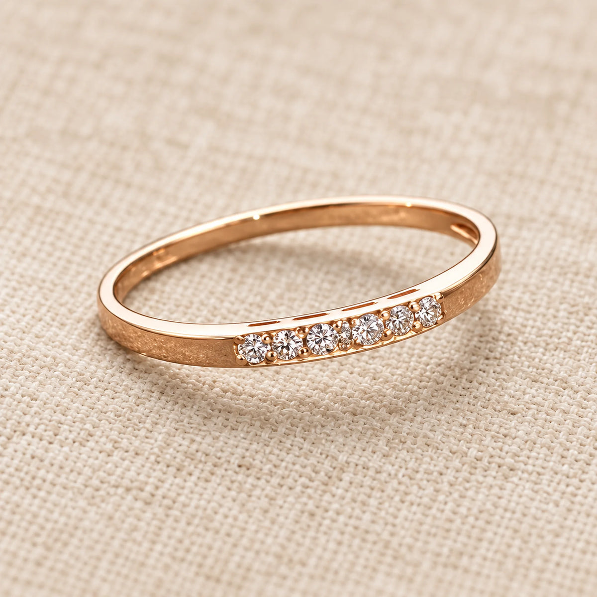 Minimalistinis žiedas su briliantais, 0.92 g (0.102 ct) ant šiltos natūralios drobės – ADORO juvelyrika