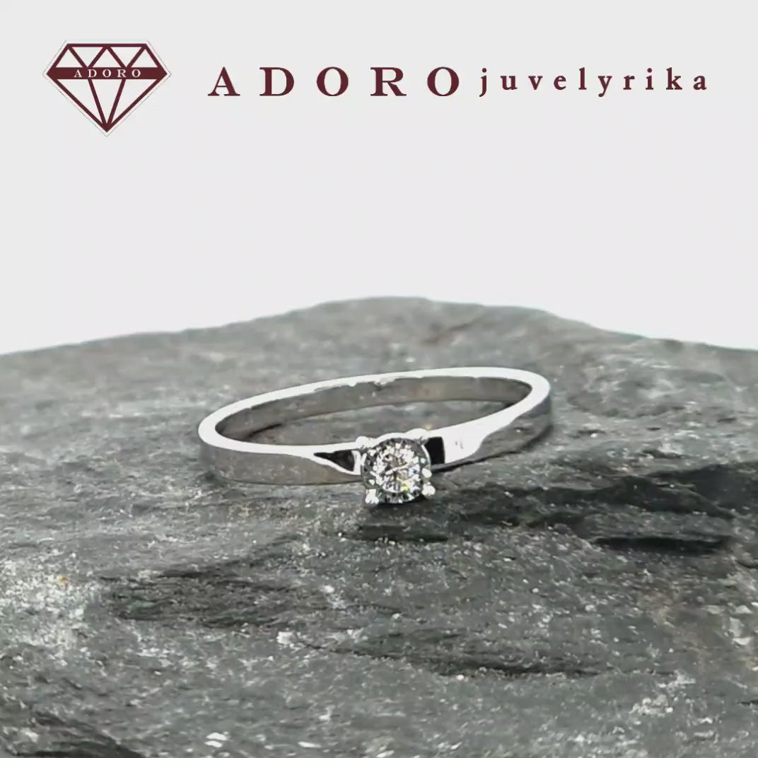Plonas 585 balto aukso soliterio tipo žiedas su vienu briliantu ant balto fono, ADORO juvelyrika