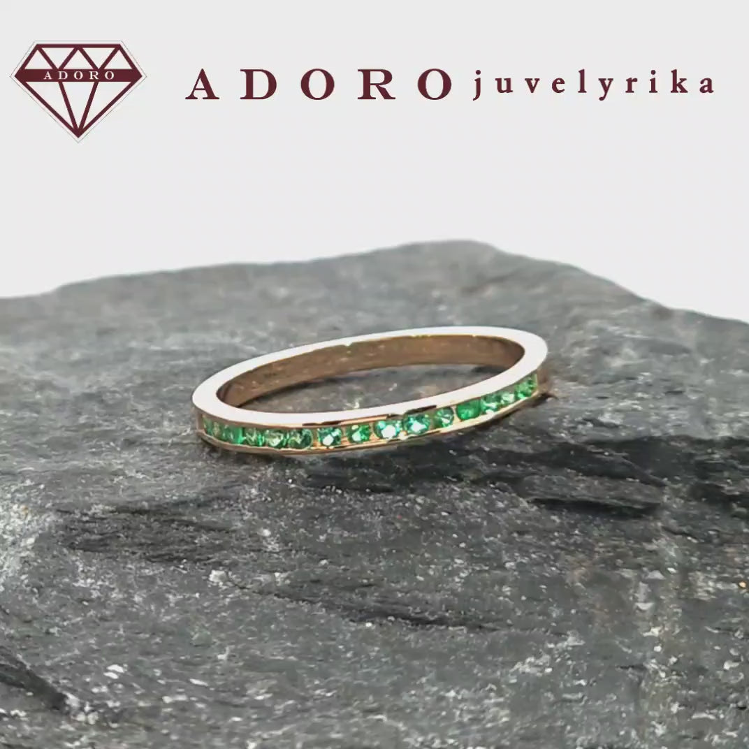 Minimalistinis 585 prabos raudono aukso žiedas su žaliais natūraliais smaragdais, ADORO juvelyrika