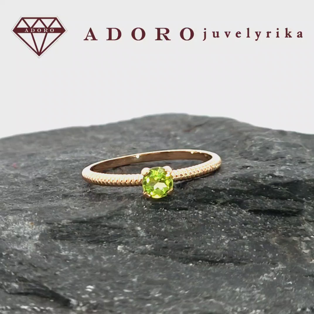 Raudono aukso 585 žiedas su natūraliu olivinu, minimalistinis dizainas, ADORO juvelyrika