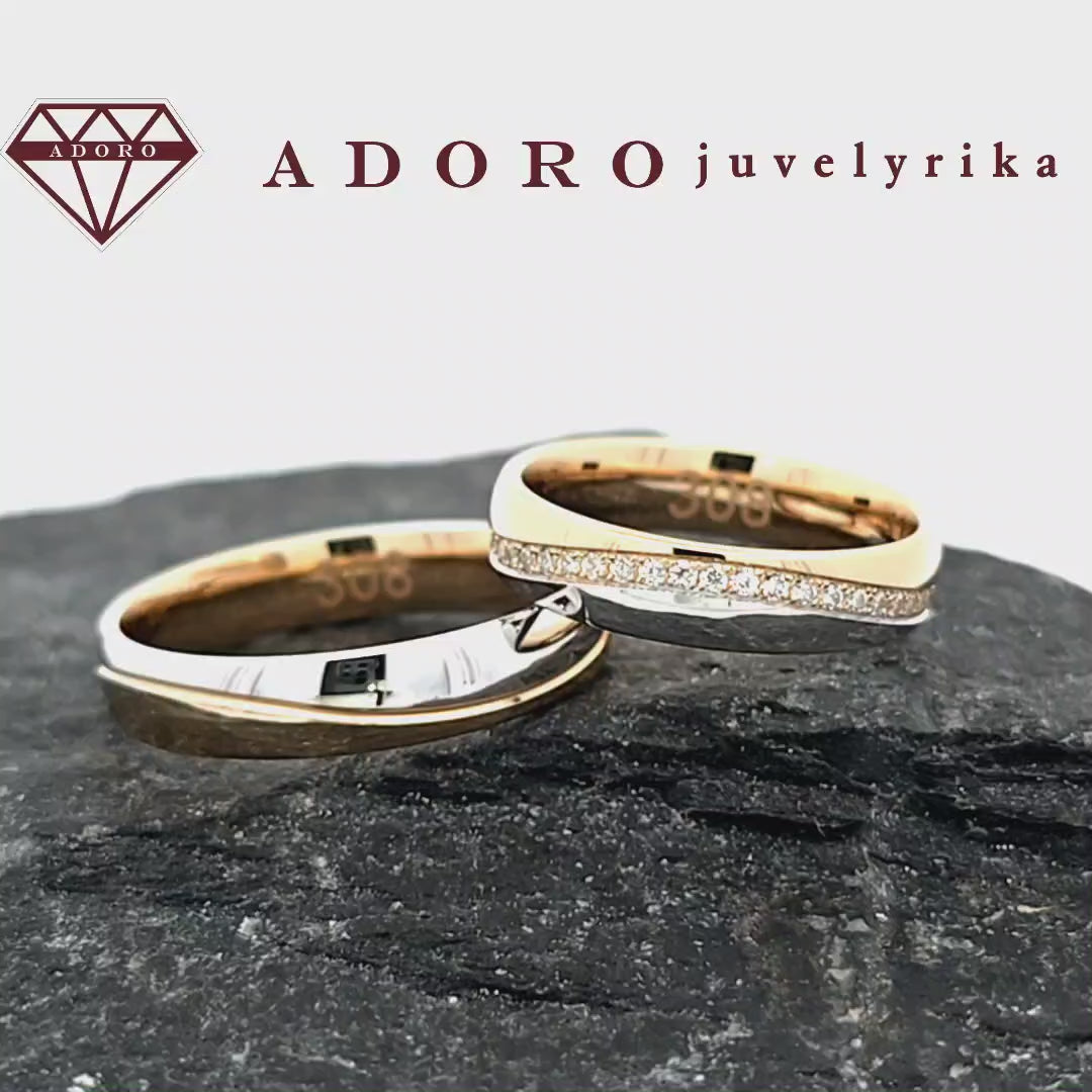 Dviejų spalvų vestuviniai žiedai su deimantų juosta – ADORO juvelyrika