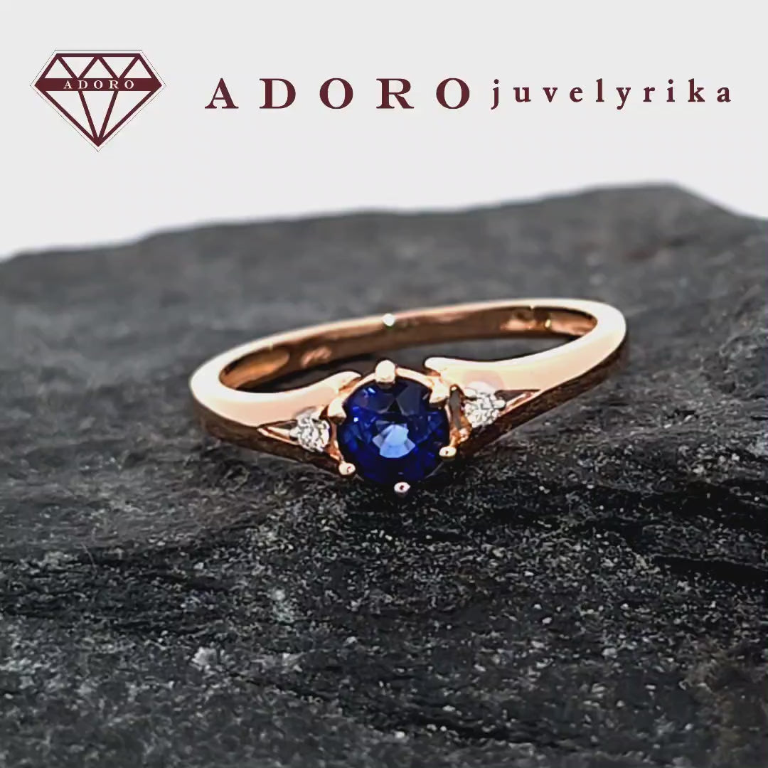 Rožinio aukso žiedas su mėlynu safyru ir briliantais – ADORO juvelyrika