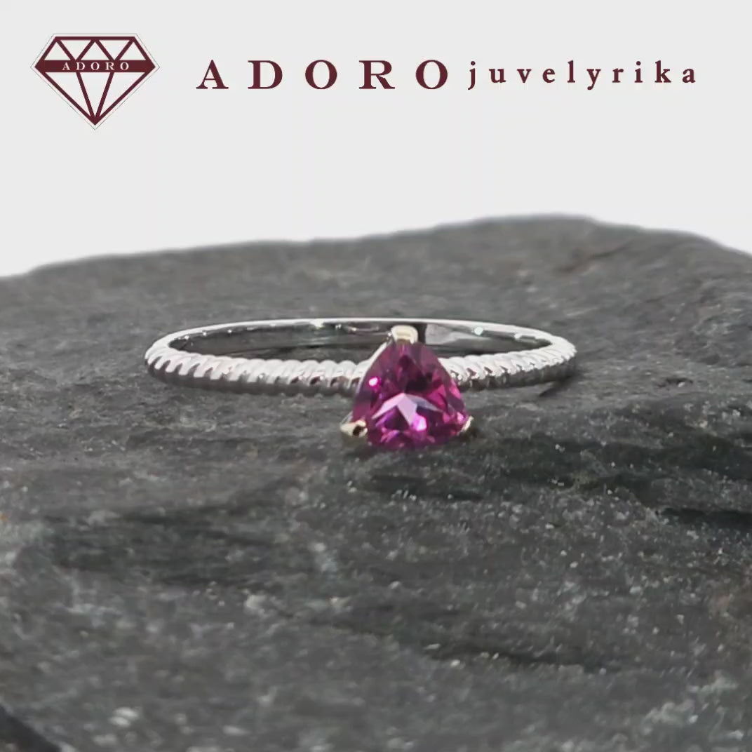 Balto aukso žiedas su natūraliu rožiniu topazu – ADORO juvelyrika