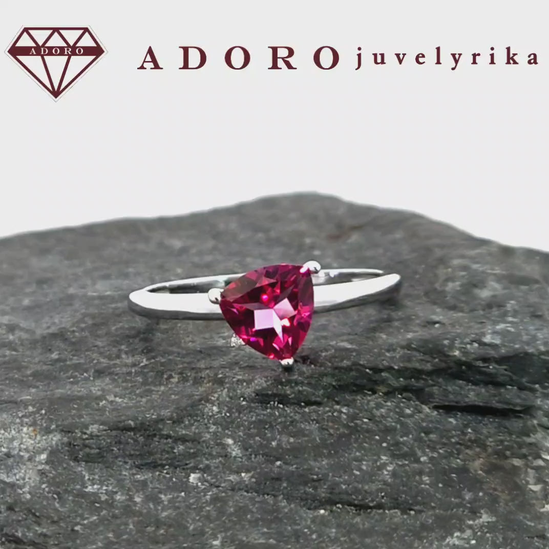 Balto aukso žiedas su natūraliu rožiniu topazu – ADORO juvelyrika