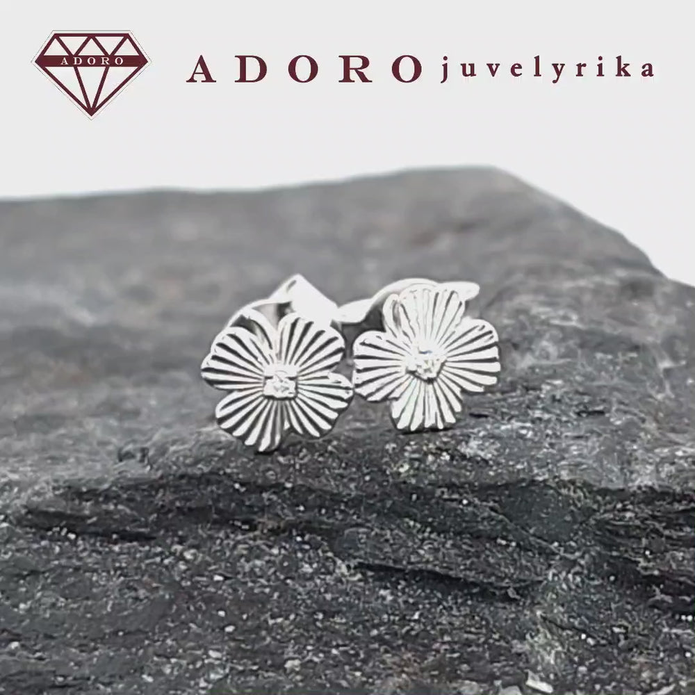 Baltas auksas 585, keturlapio dobilo auskarai su deimantais – ADORO juvelyrika