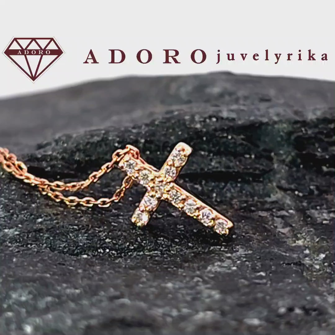 Rožinio aukso kryželio formos kaklo grandinėlė su deimantais, 1.4 g, 0.055 ct