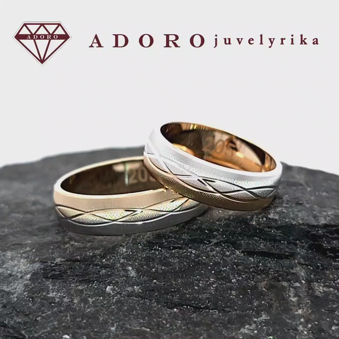 Dviejų spalvų vestuviniai žiedai su įstrižiniu raštu – ADORO juvelyrika