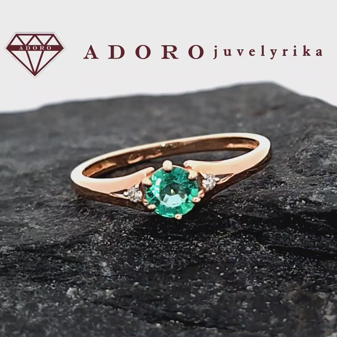 Rožinio aukso žiedas su smaragdu ir briliantais – ADORO juvelyrika