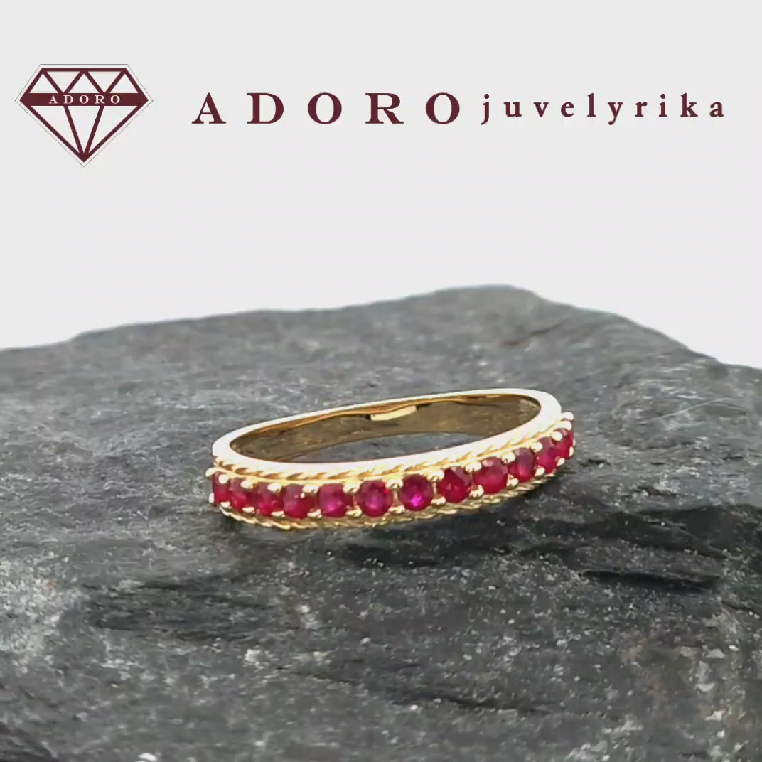 Elegantiškas geltono aukso žiedas su 13 natūralių rubinų baltame fone – ADORO juvelyrika