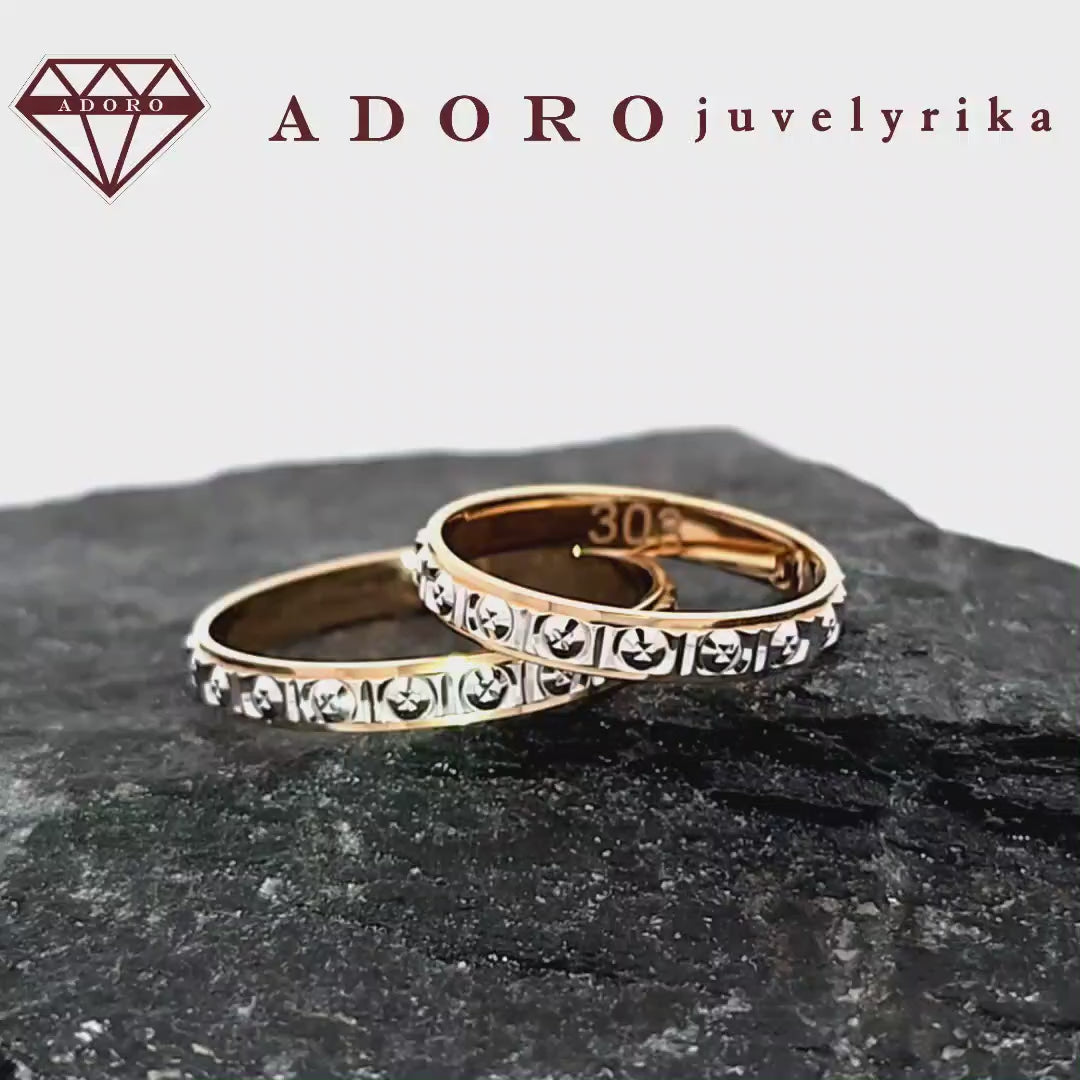 Dviejų spalvų vestuviniai žiedai su ornamentiniu baltos aukso raštu – ADORO juvelyrika