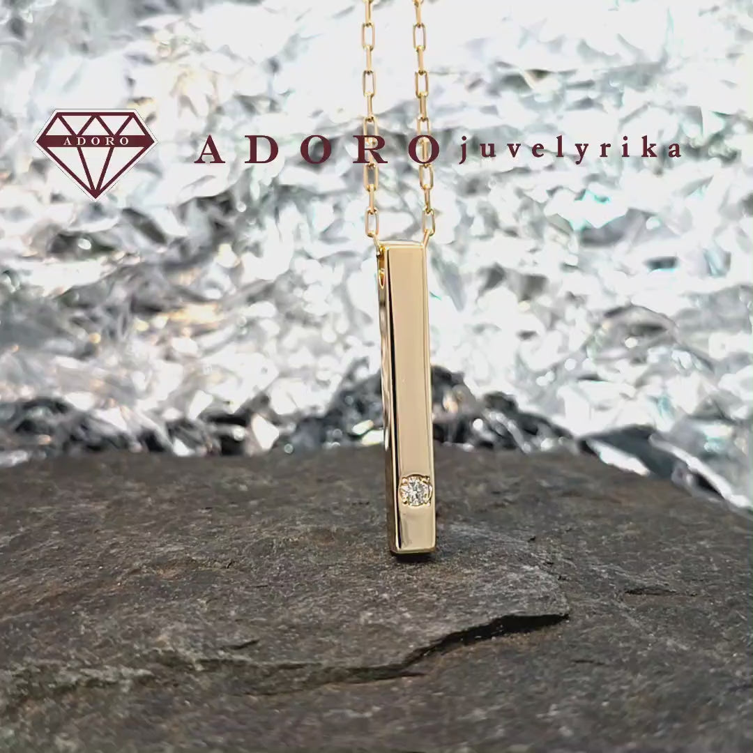 Auksinis 14K vėrinys su elegantišku vertikaliu pakabuku, puoštas tikru apvaliu briliantu, fotografuotas ant balto fono. Prabangus minimalistinio stiliaus moteriškas papuošalas – puikiai tinka dovanai ar kasdieniam nešiojimui.