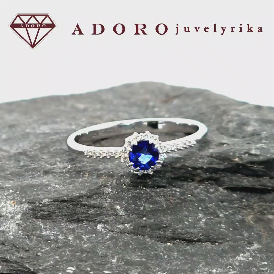 Minimalistinis 585 balto aukso žiedas su mėlynu natūraliu safyru ir deimantais ant balto fono, ADORO juvelyrika