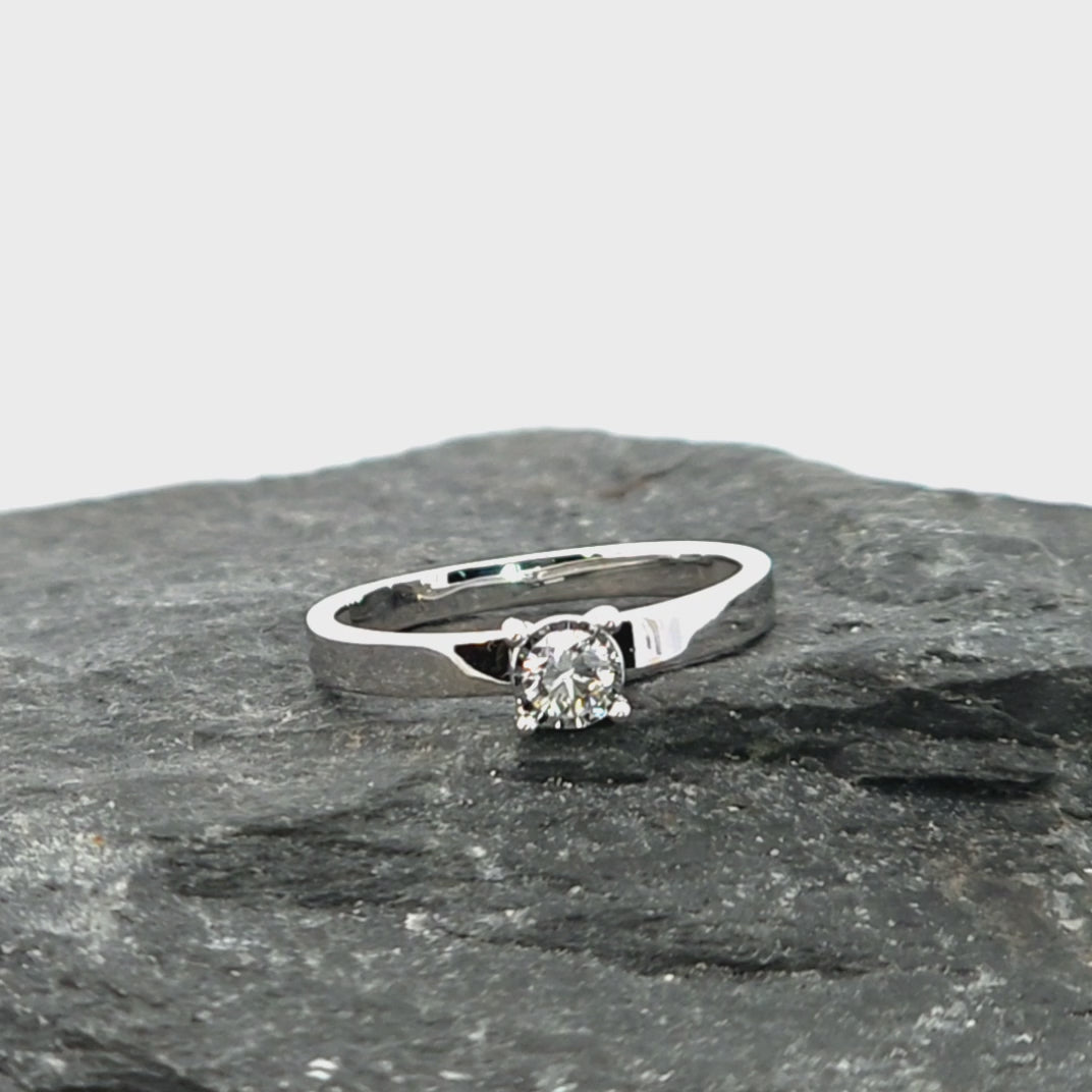 Balto aukso sužadėtuvių žiedas su 0.16 ct briliantu – ADORO juvelyrika