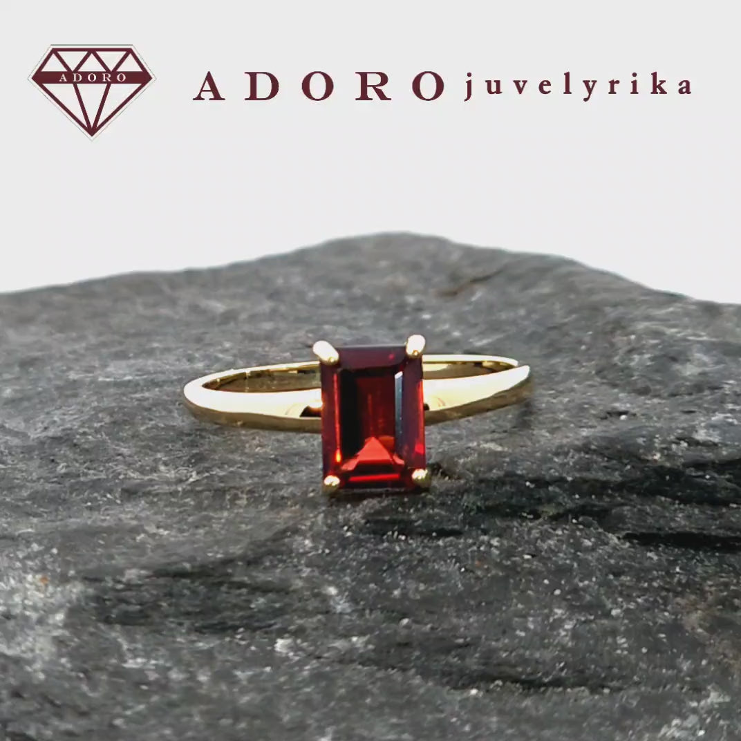 Geltono aukso 585 žiedas su natūraliu granatu, stačiakampis akmuo, ADORO juvelyrika