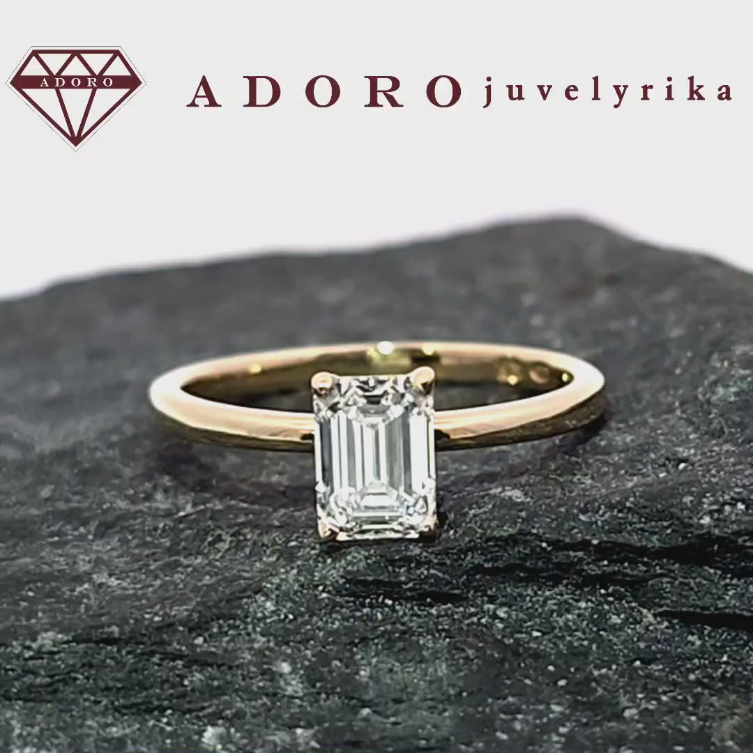 Geltono aukso žiedas su 1 ct smaragdinio šlifavimo laboratoriniu deimantu – ADORO juvelyrika