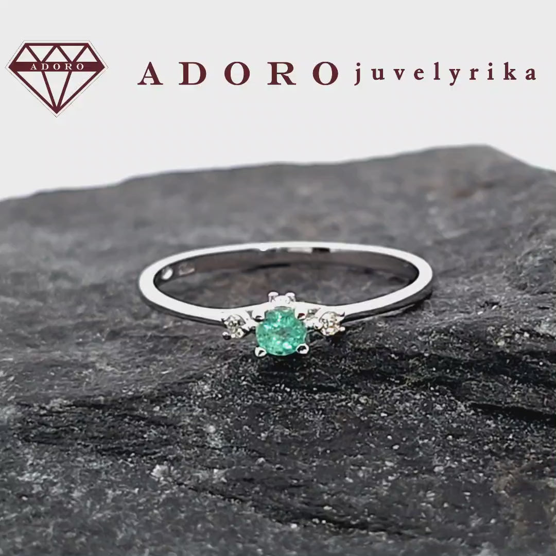Baltas auksinis žiedas su natūraliu smaragdu ir deimantais – ADORO juvelyrika