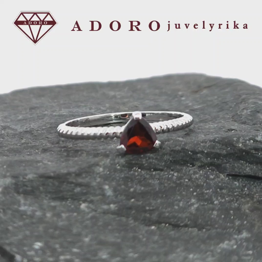 585 balto aukso minimalistinis žiedas su tamsiai raudonu granatu