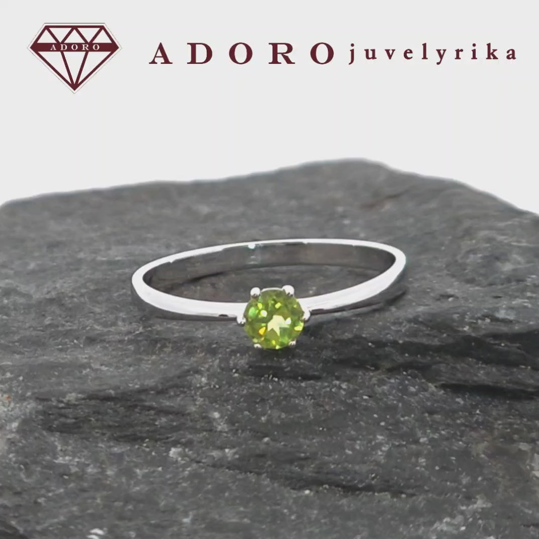 Elegantiškas 585 balto aukso žiedas su žaliu olivino brangakmeniu