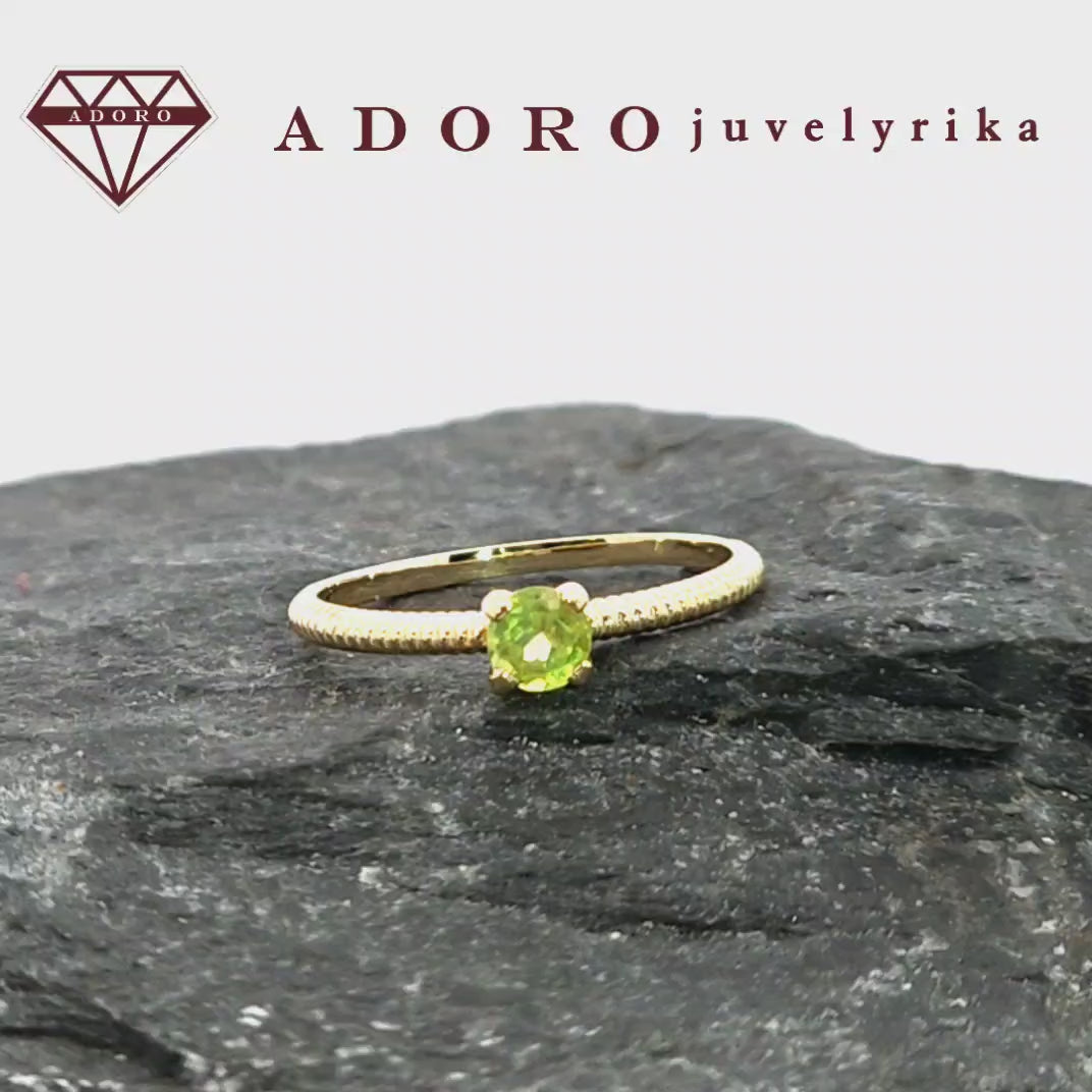 Geltono aukso 585 žiedas su natūraliu olivino akmeniu, minimalistinis dizainas, ADORO juvelyrika