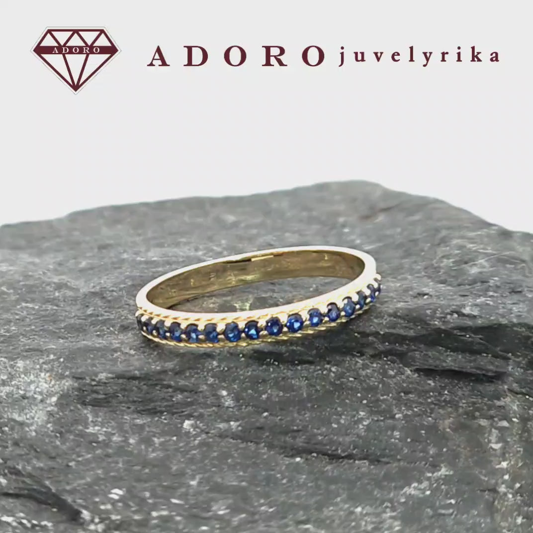 Minimalistinis geltono aukso žiedas su mėlynais natūraliais safyrais, ADORO juvelyrika